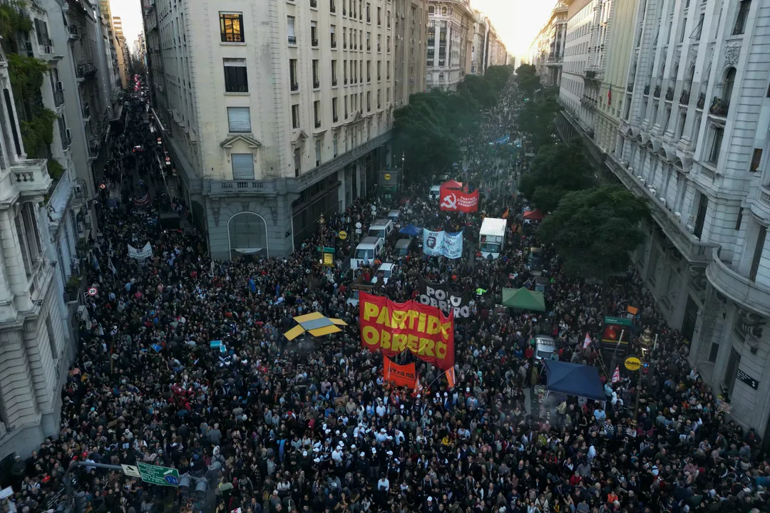Estudantes universitários e trabalhadores marchando em protesto na Plaza de Mayo