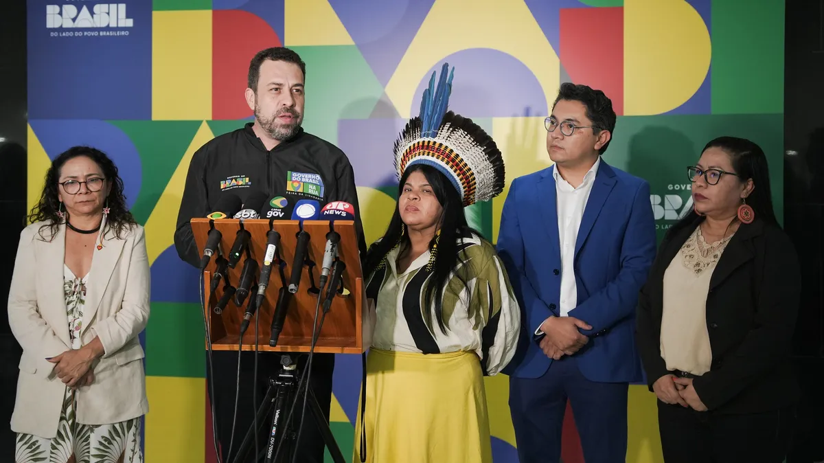 Ministros Guilherme Boulos e Sônia Guajajara (ao centro)