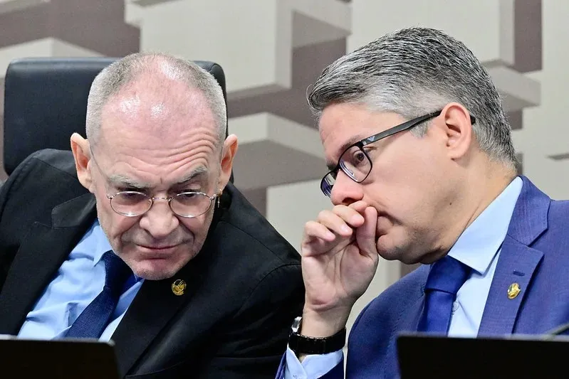 O relator da CPI do Crime do Crime Organizado, Alessandro Vieira (usando óculos)