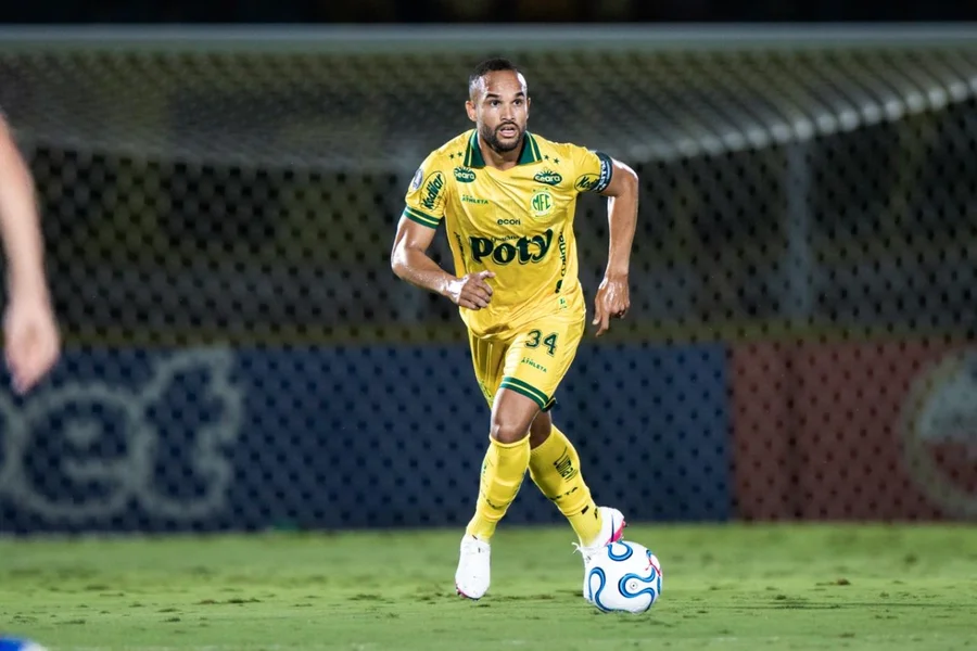 João Victor, ex-jogador do Vitória, é capitão do Mirassol