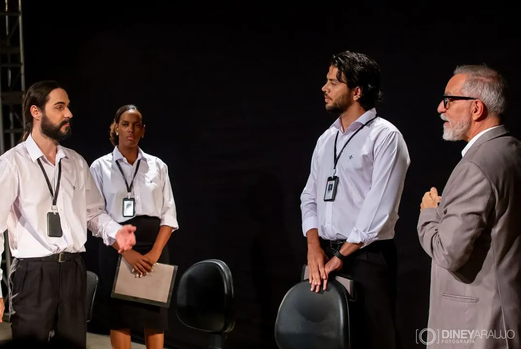 A peça mergulha no dia a dia do trabalho