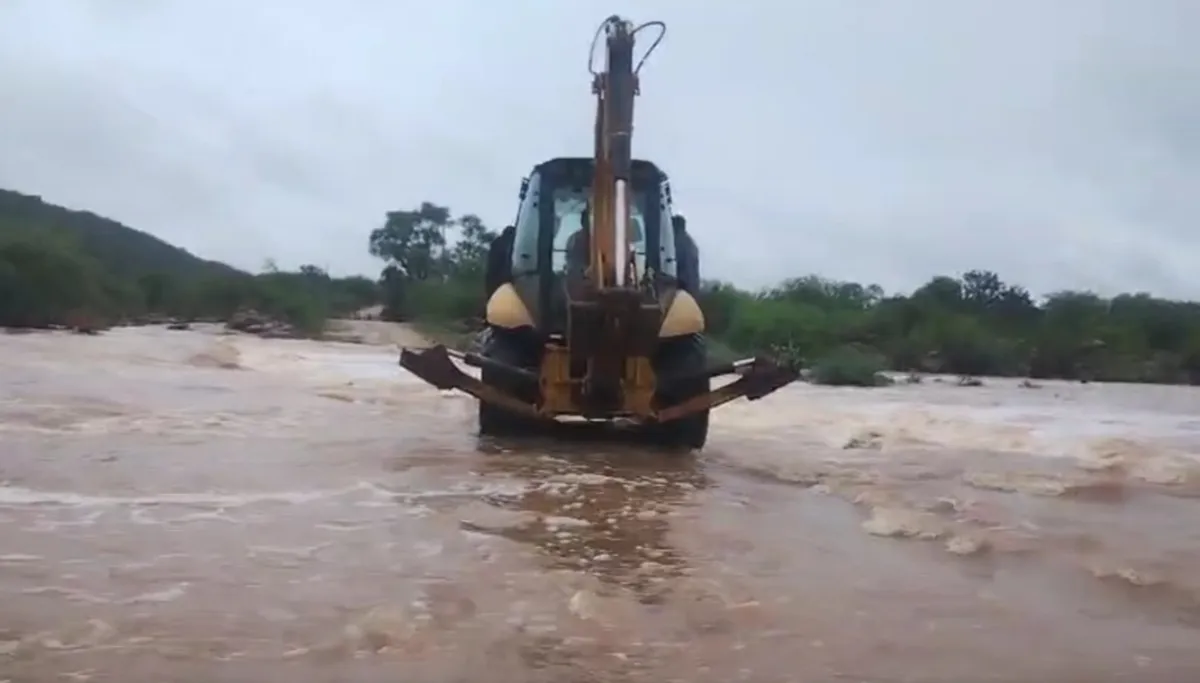 Rio que corta o povoado transbordou