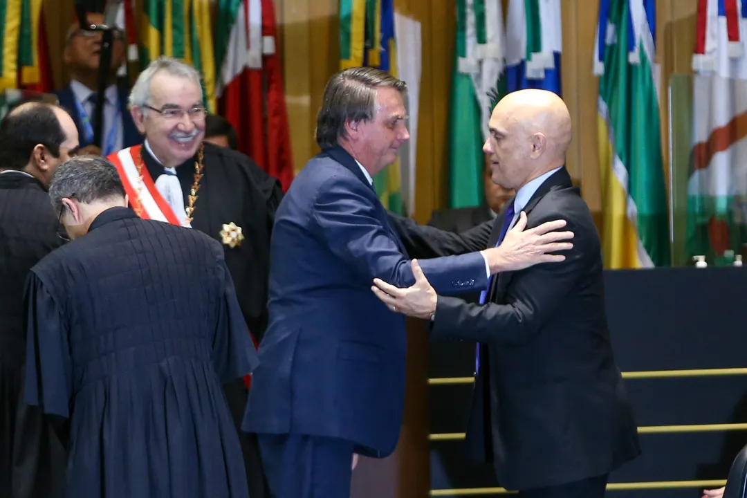 O ex-presidente da República, Jair Bolsonaro, cumprimenta o ministro do STF, Alexandre de Moraes, durante a cerimônia de posse de quatro novos ministros do Tribunal Superior do Trabalho (TST), em 2022