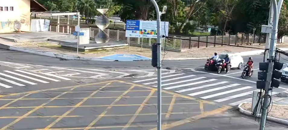 Imagem ilustrativa da imagem Cena forte: motociclista é atropelado por carro enquanto estava parado no sinal