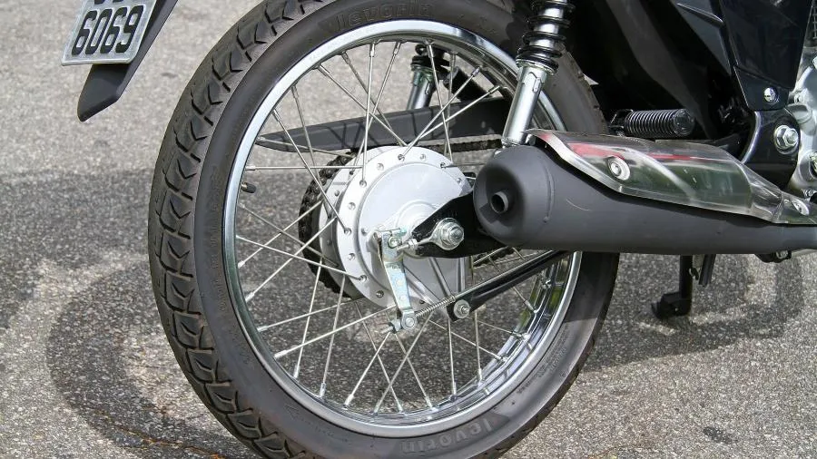 Imagem ilustrativa da imagem Motociclista morre após acidente com caminhão de limpeza