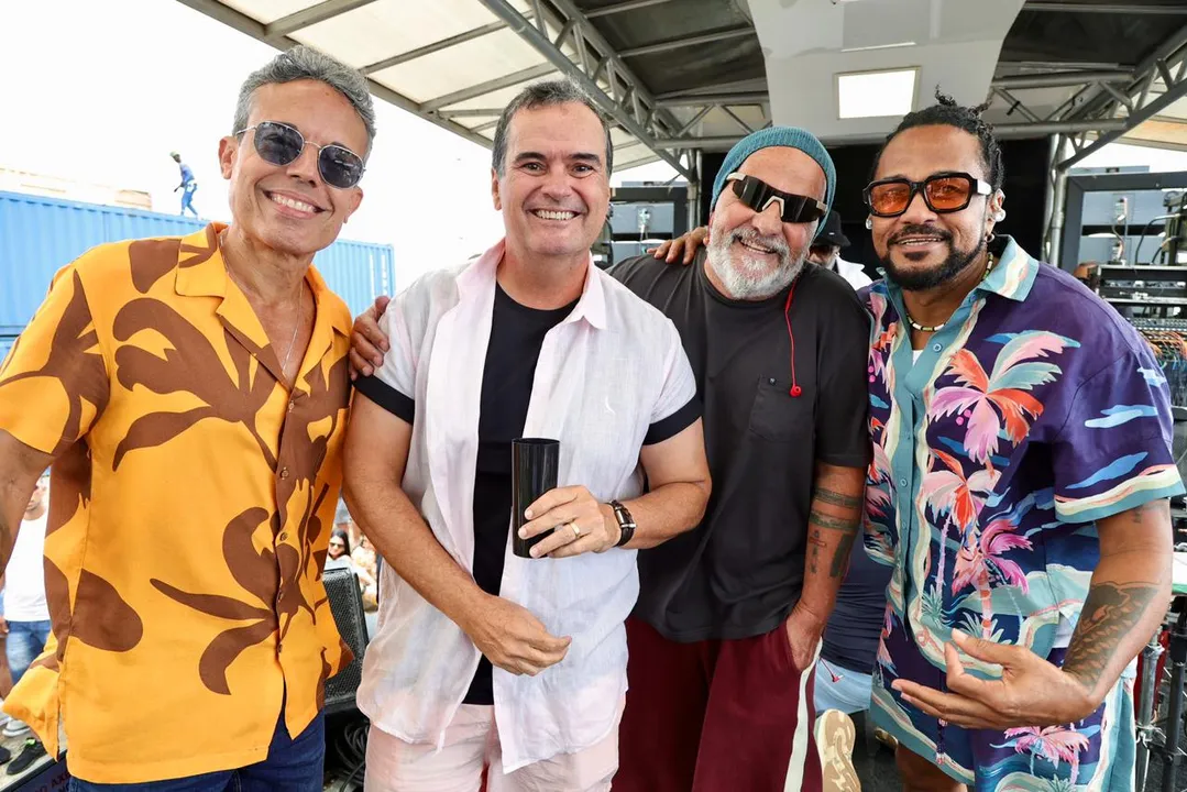 Banda desfila a bordo do trio pranchão