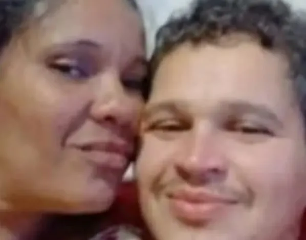 Imagem ilustrativa da imagem Mulher é esfaqueada dentro de casa e companheiro é encontrado morto