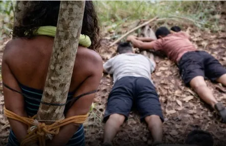 Mulher estava amarrada a uma árvore