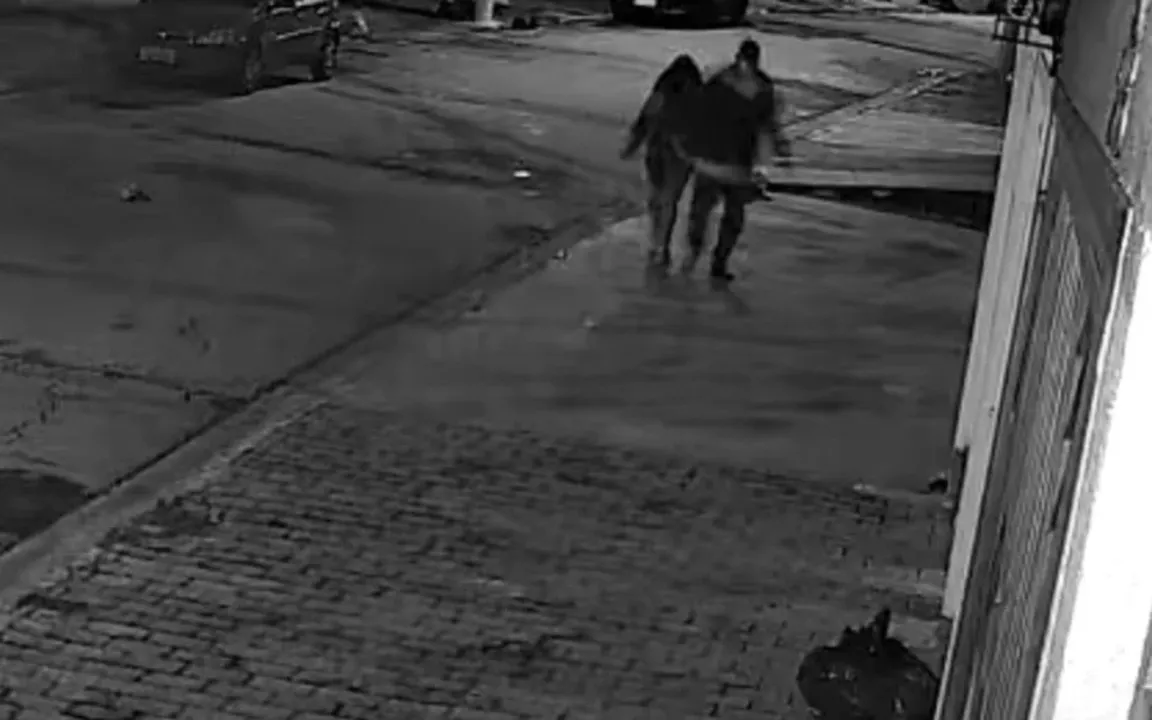 A ação foi registrada por uma câmera de segurança