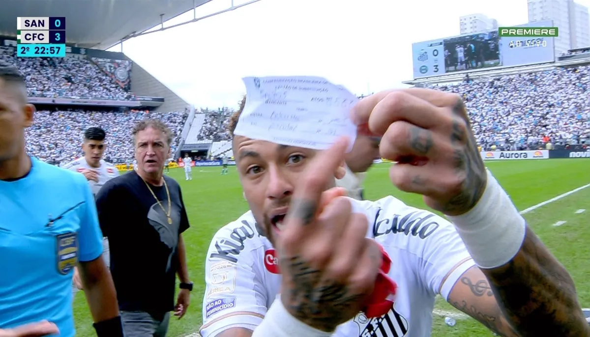 Neymar mostrando papel em polêmica de arbirtagem no jogo entre Santos e Coritiba