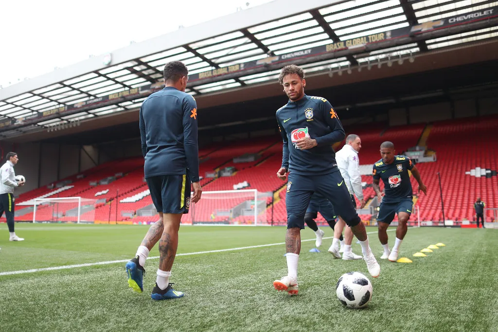 Neymar em treino da Seleção Brasileira em Anfield, em 2018