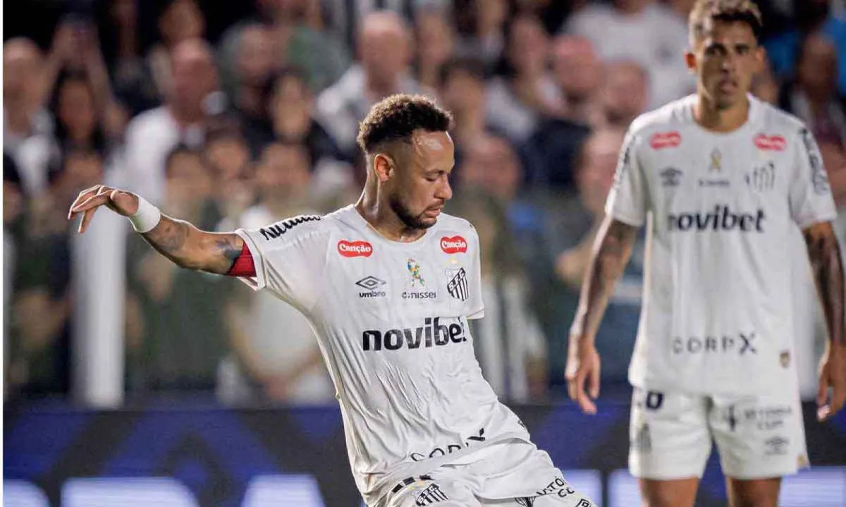 Neymar em campo com a camisa do Santos