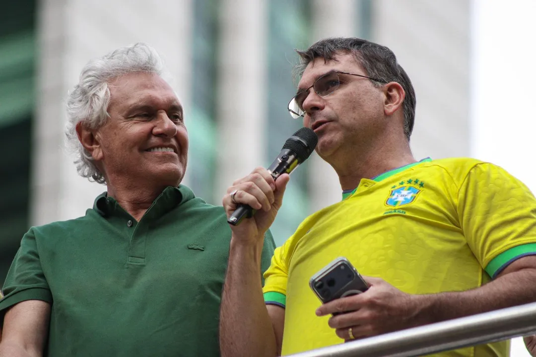 Ronaldo Caiado ao lado de Flávio Bolsonaro