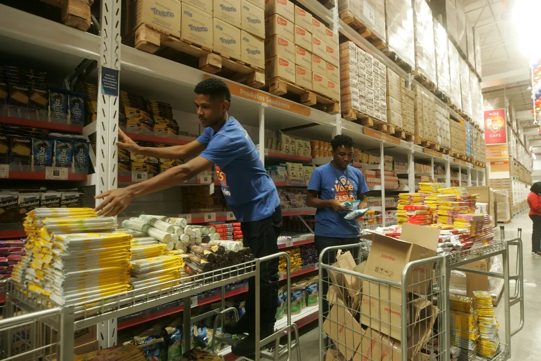 Trabalhadores em supermercado