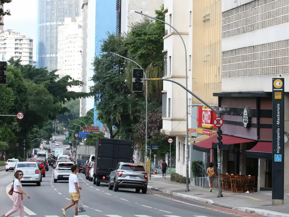 Novo sinal branco em semáforos pode reduzir congestionamentos