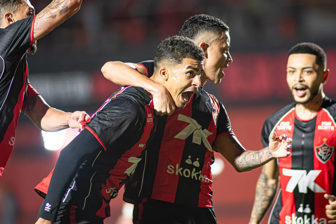 Renê comemora gol sobre o ABC