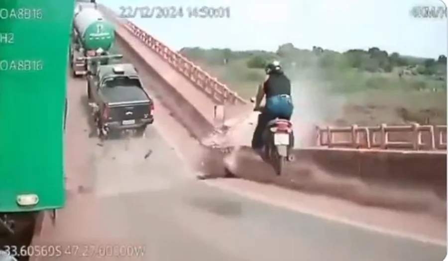 Imagens mostram momento que os veículos são arremessados da ponte JK