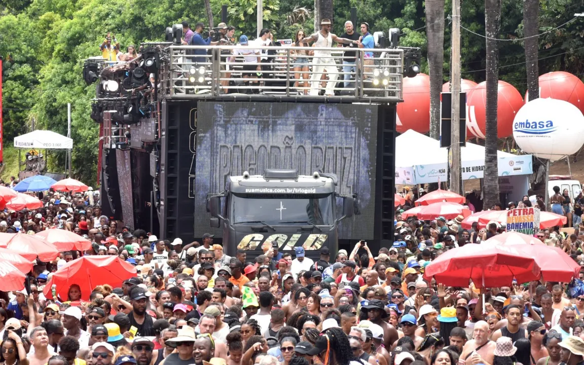 Tony Salles puxando um trio elétrico em um dos circuitos do Carnaval de Salvador