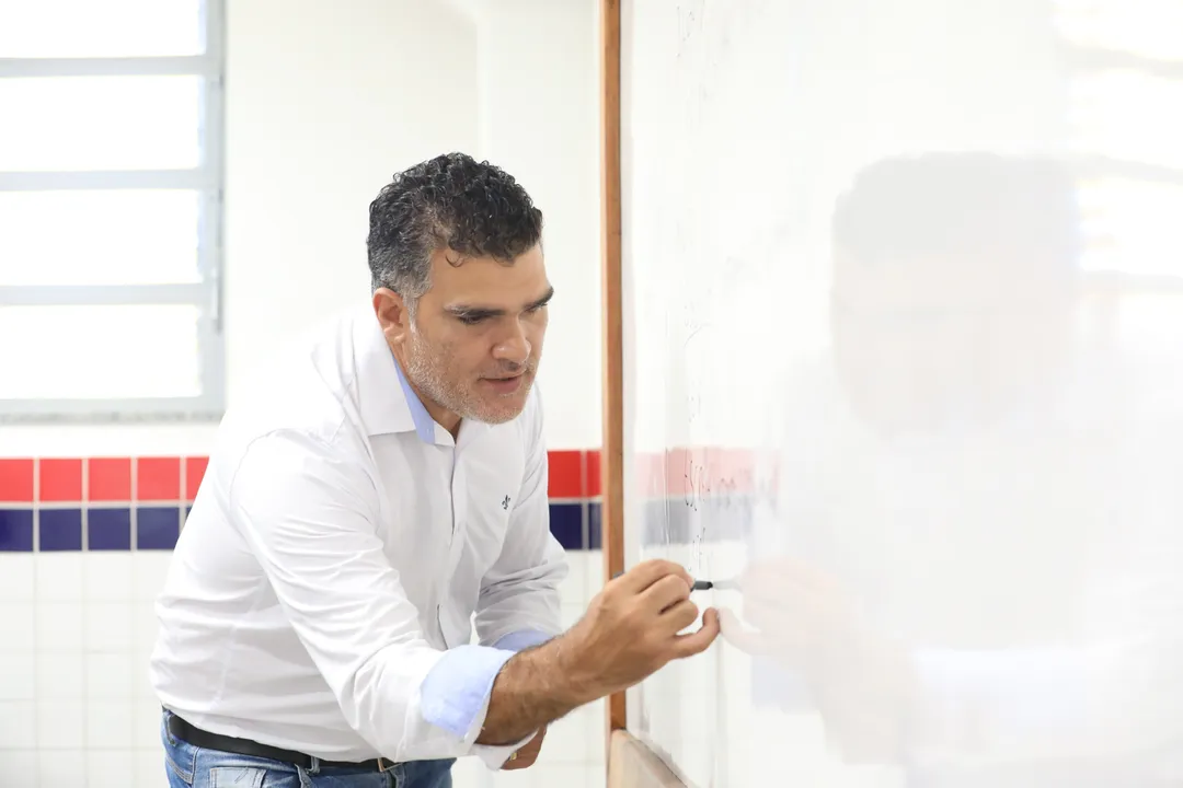 Imagem ilustrativa - Professor em sala de aula