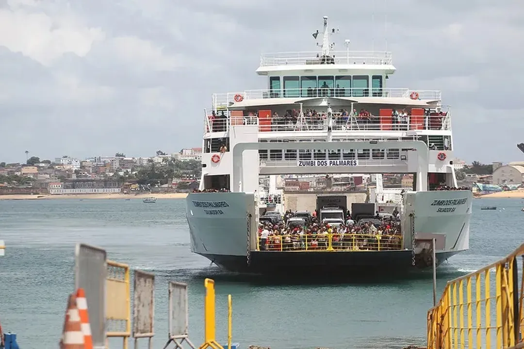 Sistema ferry-boat pode ter embarcação fazendo a travessia de madrugada.