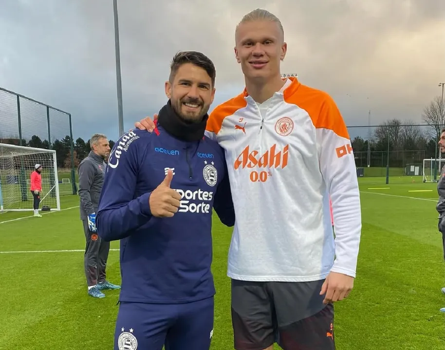 Atacantes Everaldo (Bahia) e Haaland (Manchester City)
