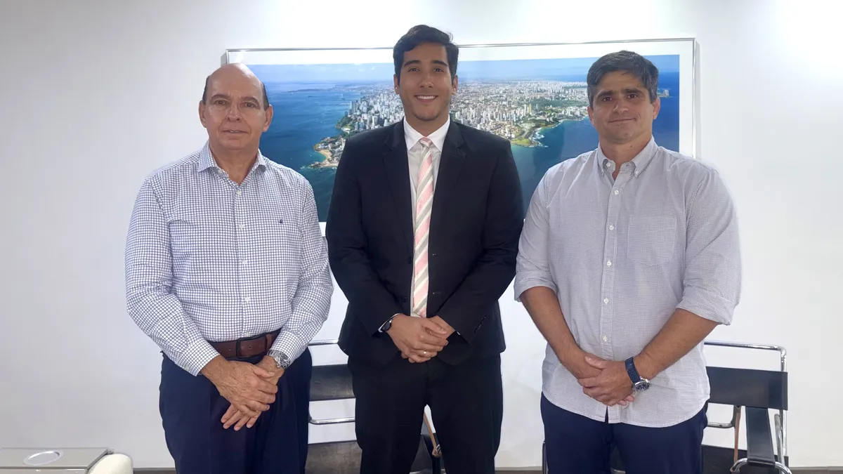 Diretor de Relações Institucionais, Luciano Neves (à esquerda), presidente da Juceb, Ramon Bagano (no meio), presidente João Mello Leitão (à direita)