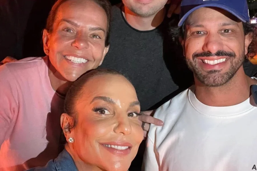 Ivete Sangalo posa para foto ao lado de Tiago Maia