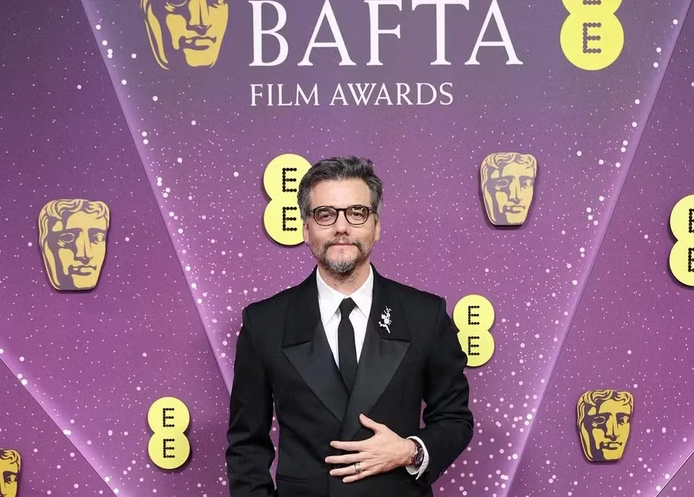 Wagner Moura no tapete vermelho do Bafta