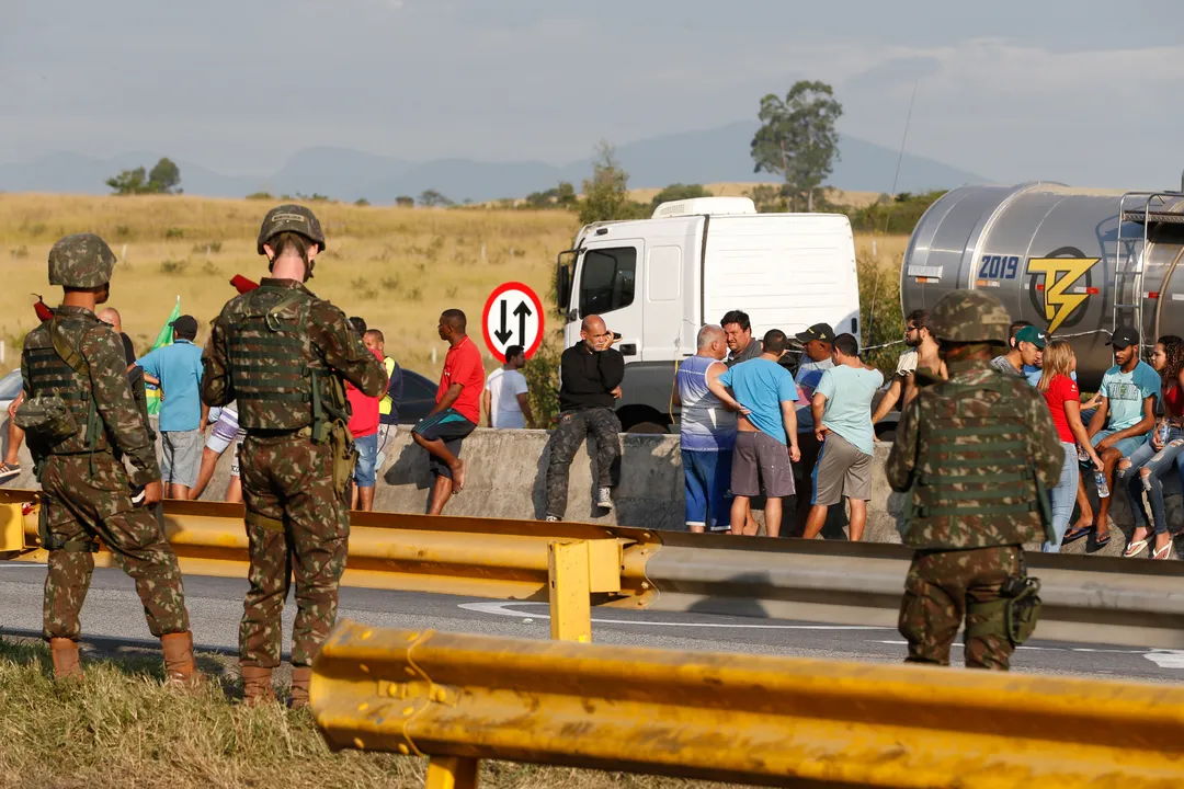 Caminhoneiros na Rodovia Presidente Dutra, em Seropédica, Rio de Janeiro. Militares foram acionados