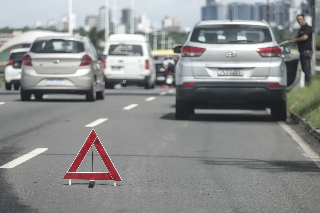 Carro parado na região da Avenida Paralela