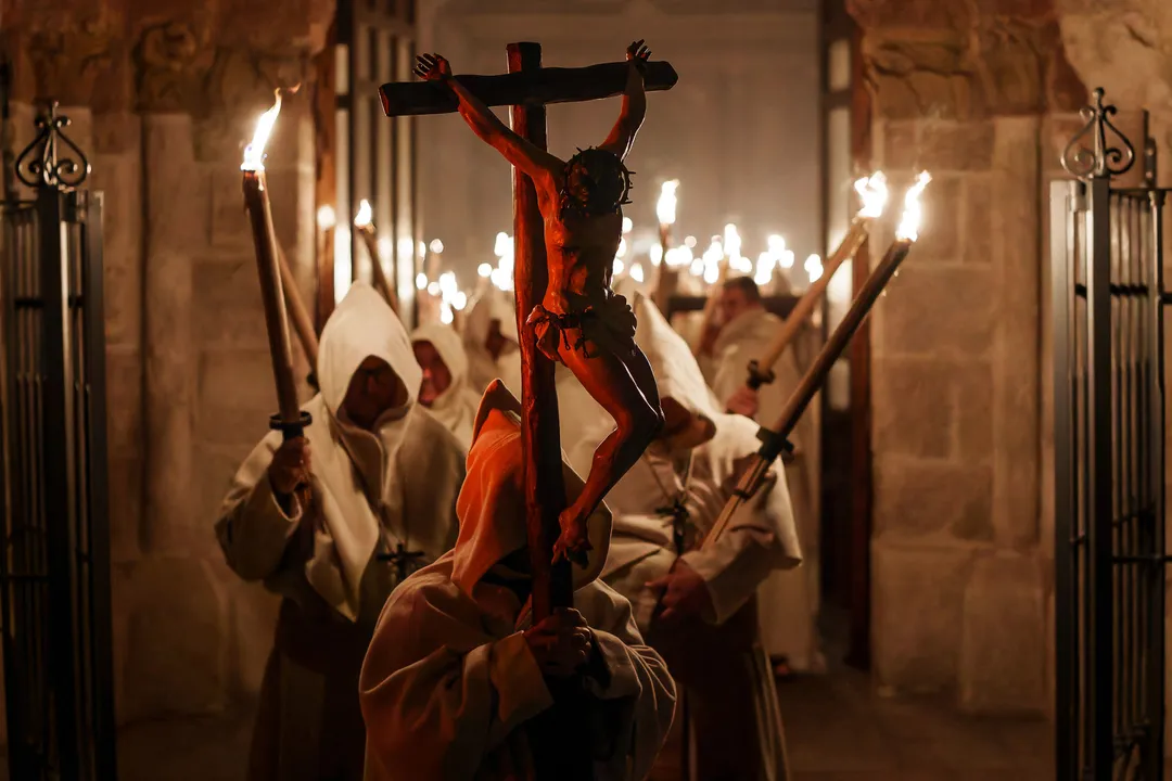 Penitentes da irmandade do Cristo da Boa Morte saem da Igreja de São Vicente Mártir em Zamora, no noroeste da Espanha