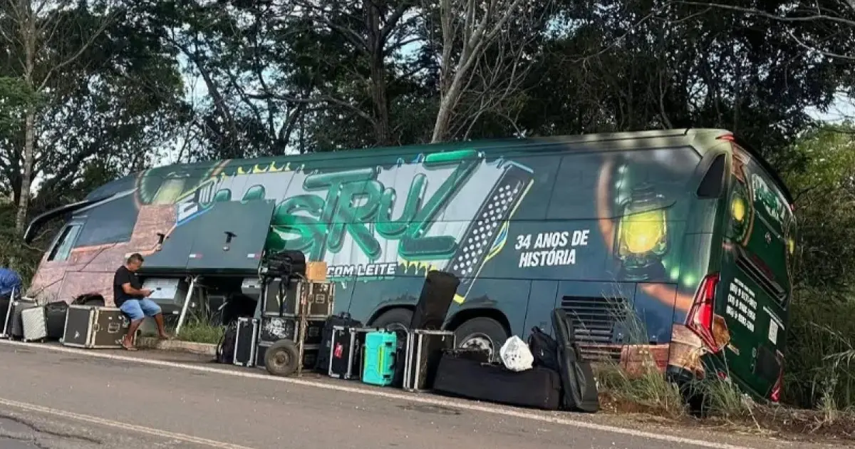 Apesar do impacto e do estado em que ficou a lateral do veículo, não houve feridos