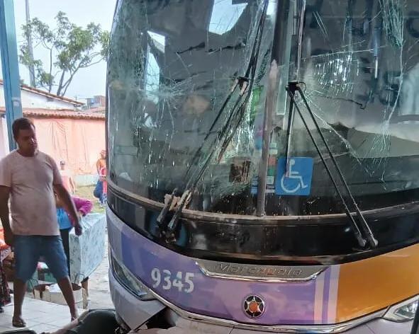 Imagem ilustrativa da imagem Ônibus invade rodoviária e deixa mortos e feridos interior da Bahia