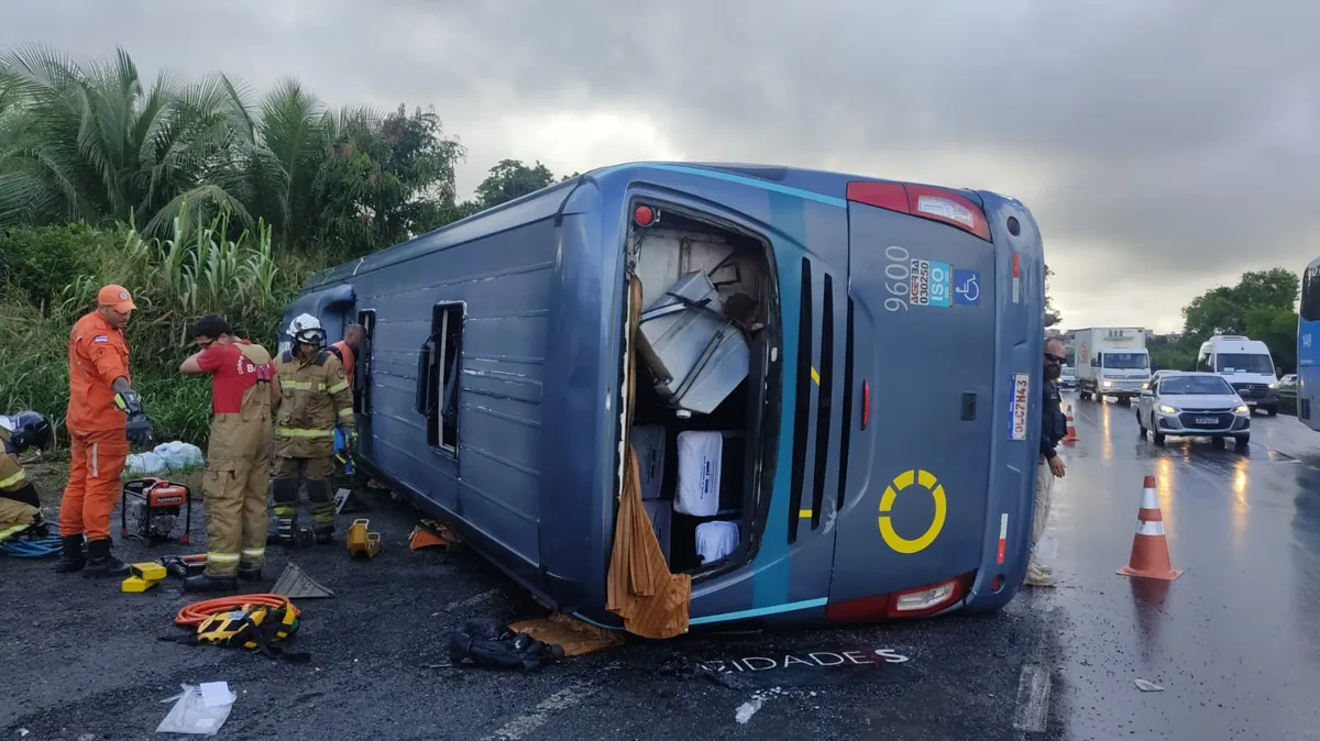 Ônibus toma na BR-324