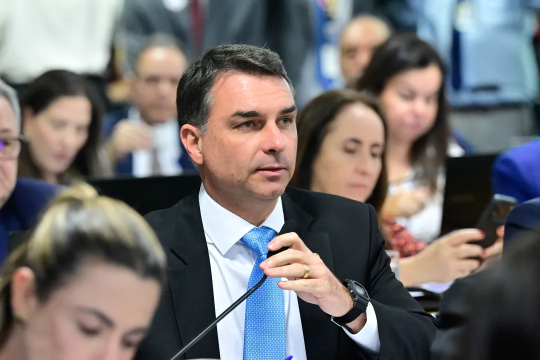 Bancada de oposição votou contra a concessão do título a Flávio Bolsonaro