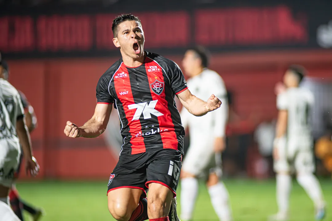 Osvaldo, atacante do Vitória