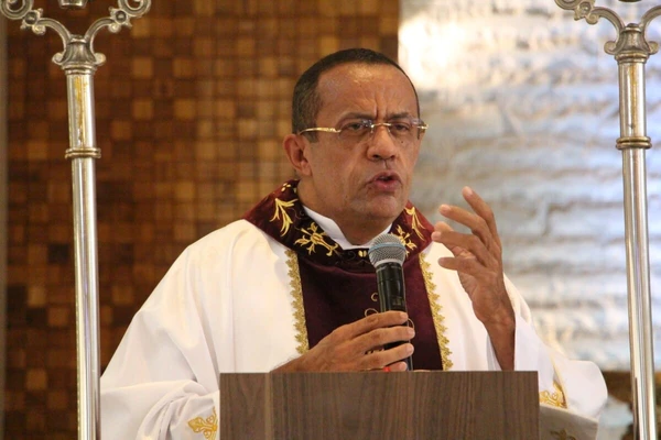 Imagem ilustrativa da imagem Padre é condenado após roubar 600 celulares doados a hospital