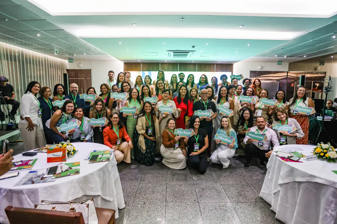 Secretários municipais de Educação com a secretária do estado da Bahia, Rowenna Brito