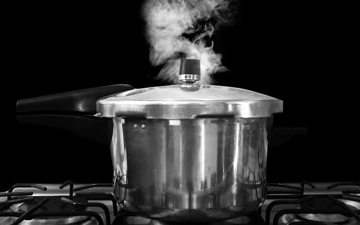 A panela explodiu na cozinha da mulher