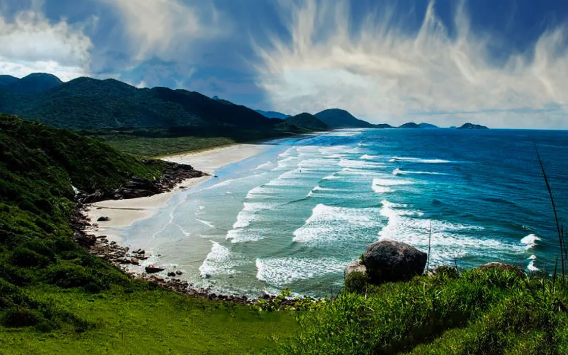 A ilha é cercada de belezas naturais