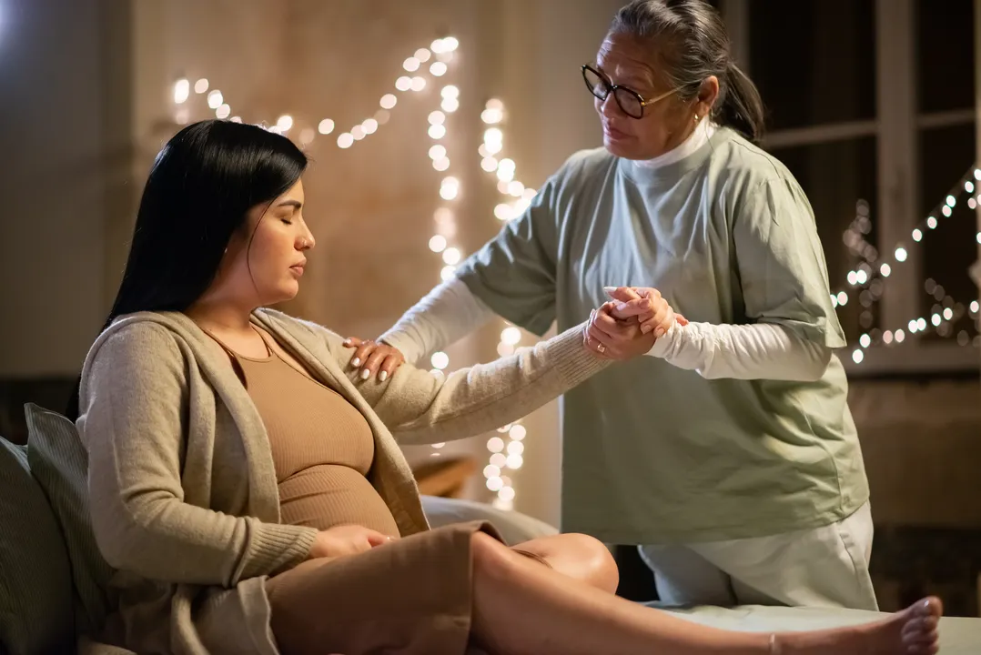 Em atividade de suporte na hora do parto, doula orienta sobre escolha de posições mais confortáveis