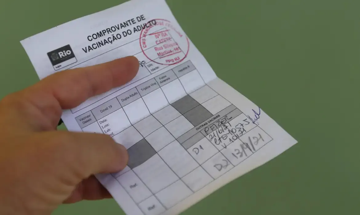 Imagem ilustrativa da imagem Venda de passaportes vacinais expõe ações de grupos antivacinas em redes sociais