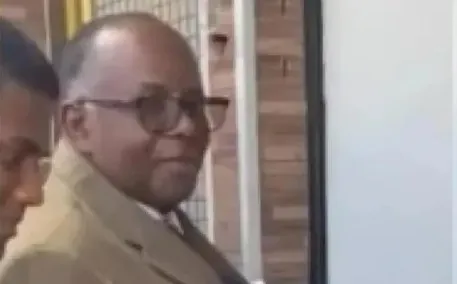 Pastor ficou preso às ferragens e não resistiu