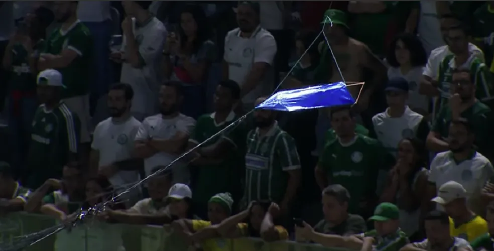 Partida precisou ser paralisada por cerca de dois minutos