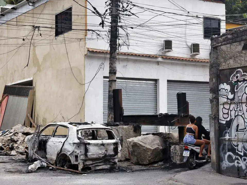 Barricadas para conter avanço de policiais