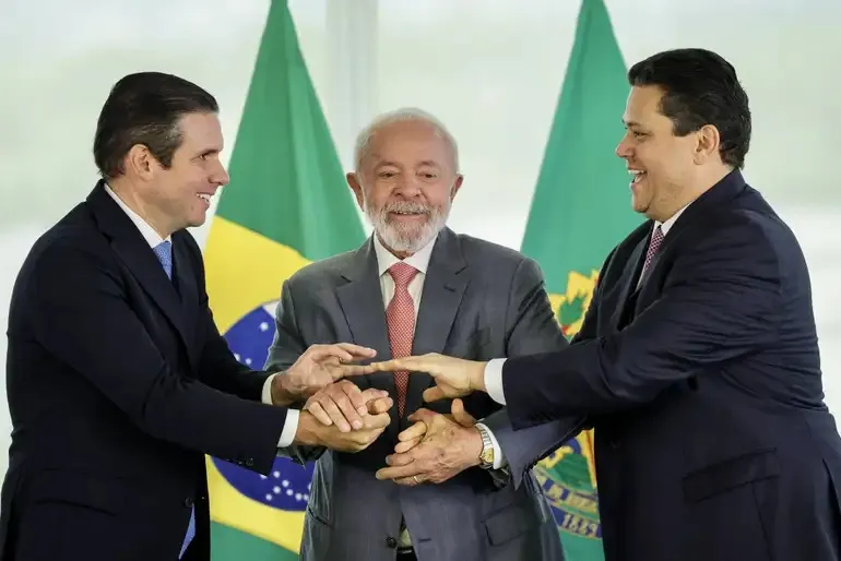 O presidente Lula com os presidentes do Senado, Davi Alcolumbre, e da Câmara, Hugo Motta