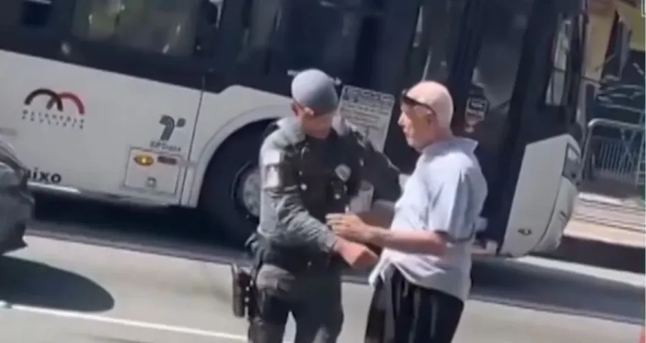 A equipe da PM acompanhou o ônibus e realizou a abordagem a Rodolpho