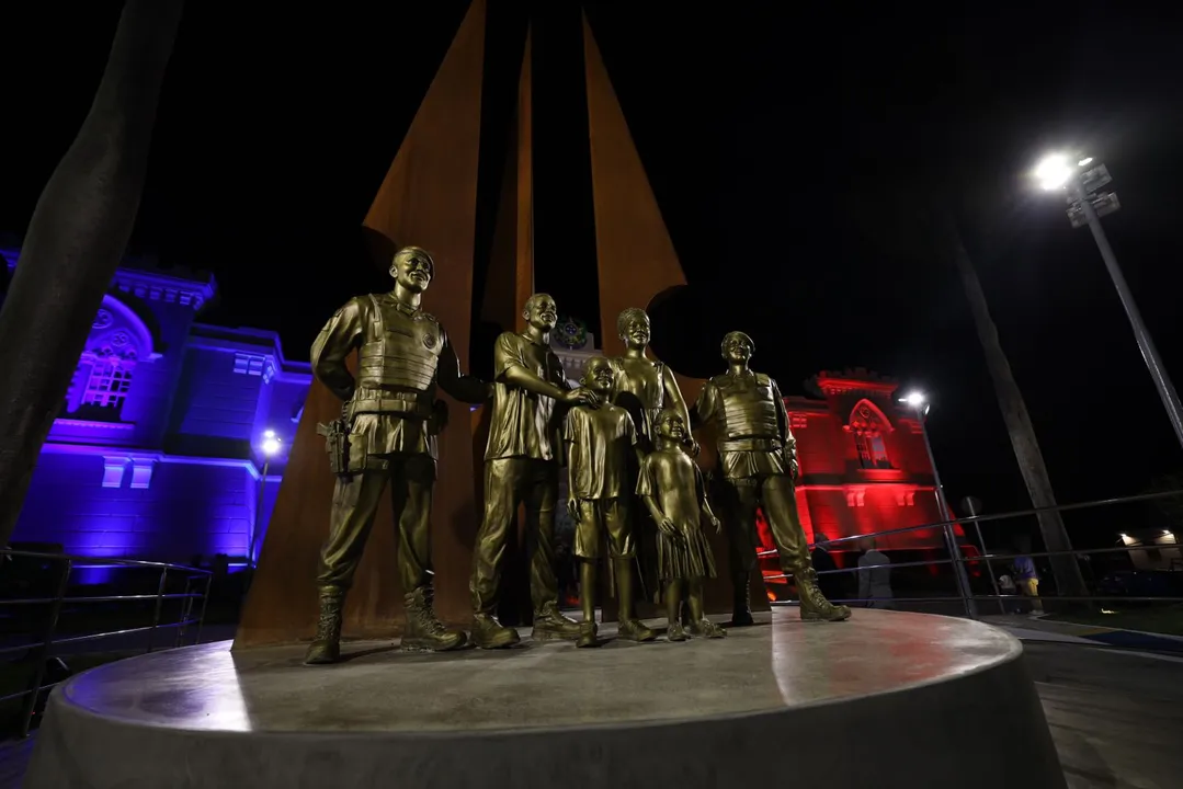 A obra, assinada pelo artista plástico baiano André Moreno, foi instalada em frente ao Quartel do Comando-Geral da PMBA