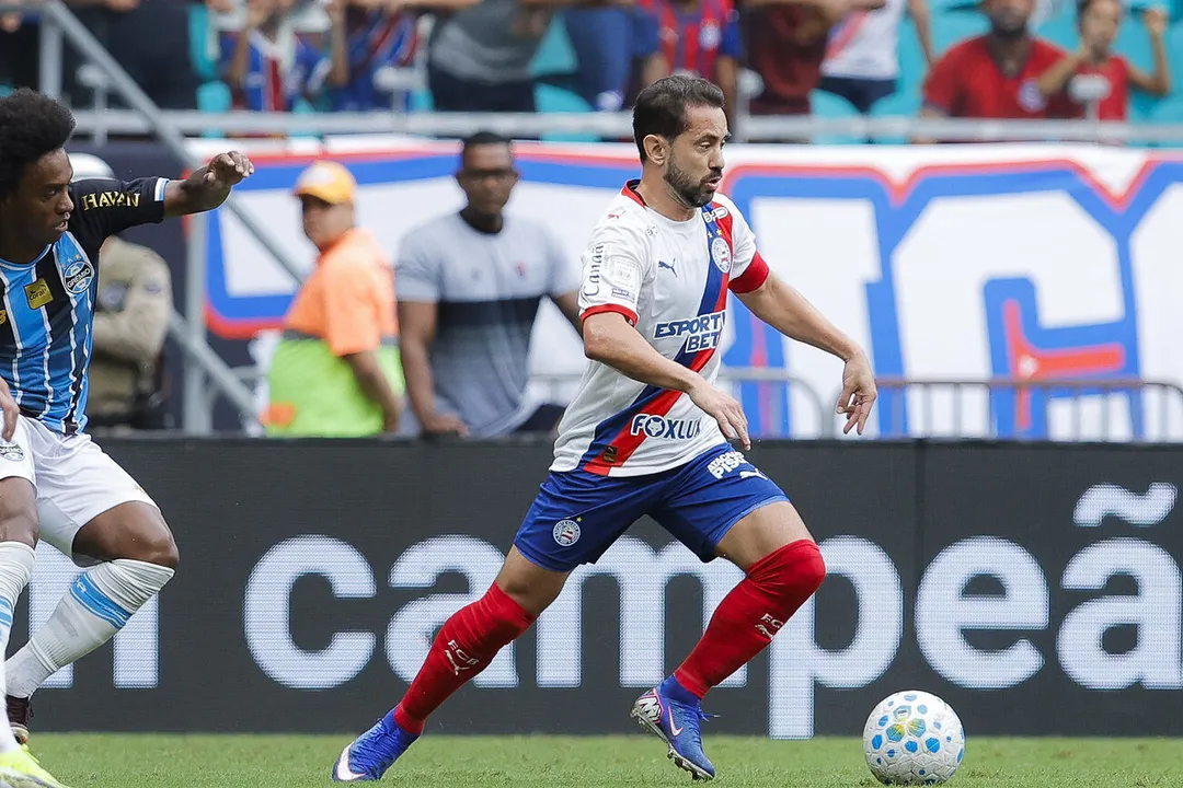 Pressionado, Éverton Ribeiro ganha respaldo de Rogério Ceni