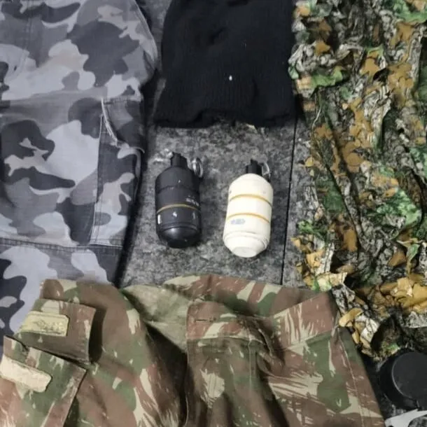 Granadas e roupas camufladas apreendidas